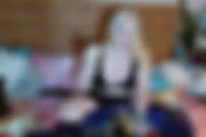 Tomando soda y eructando.