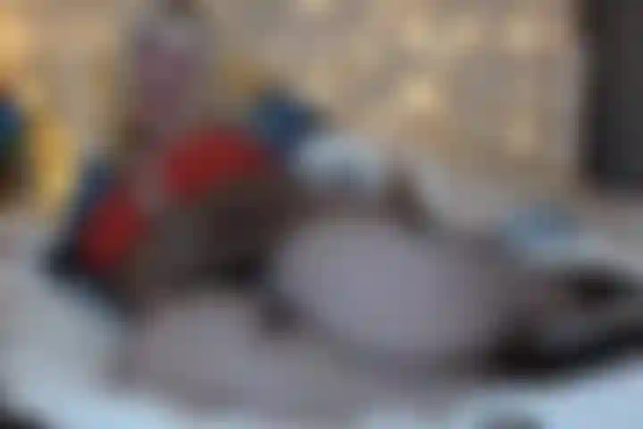 Adoración de pies en medias de red y cosplay de muñeca bratz.