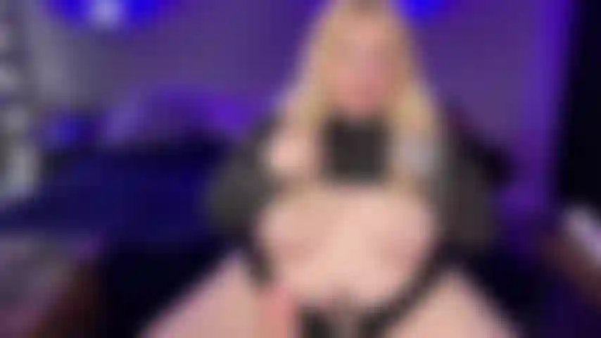 Diosa eructando con la barriga afuera.