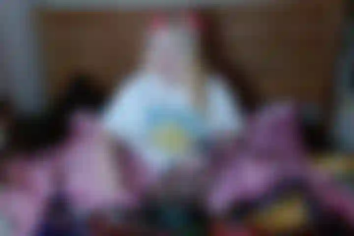 Leyendo mis dm en topless y exuberantes.