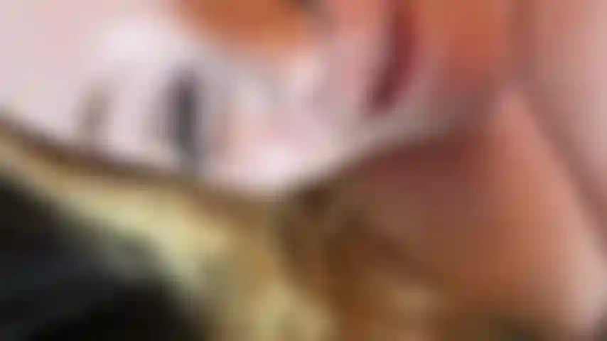 Coño agarrando un consolador después de una gran o.