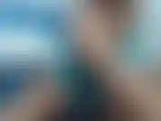 Cabalgando gran dildo con vibrador.