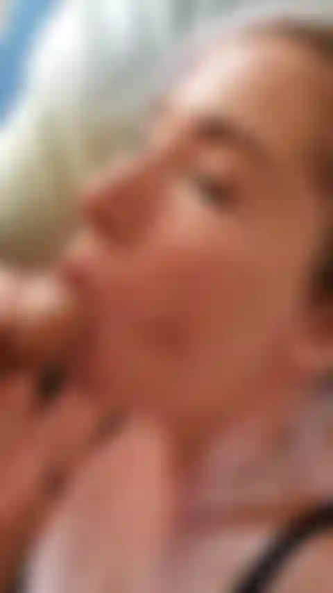 Chupando una polla real con corrida facial.