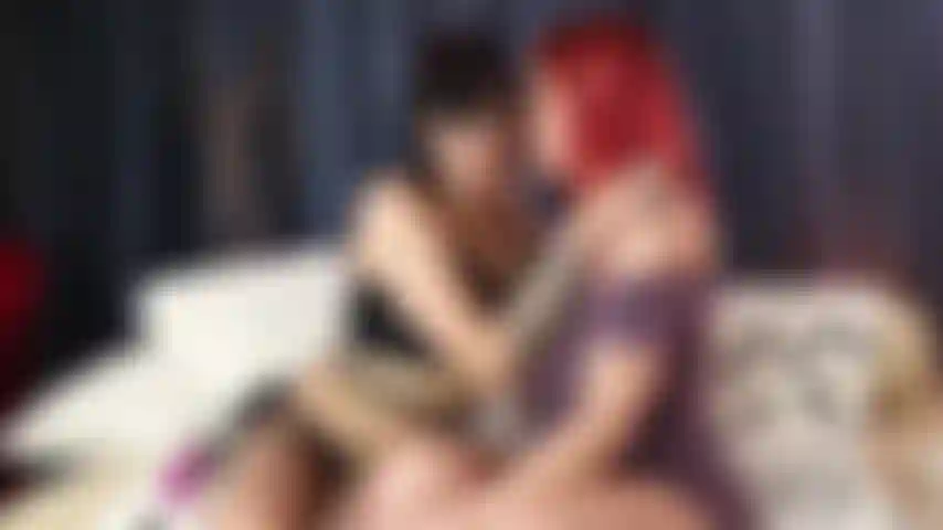 Lesbianas jugando con consolador.