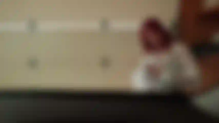 Sobre el capó provocando y chorreando.