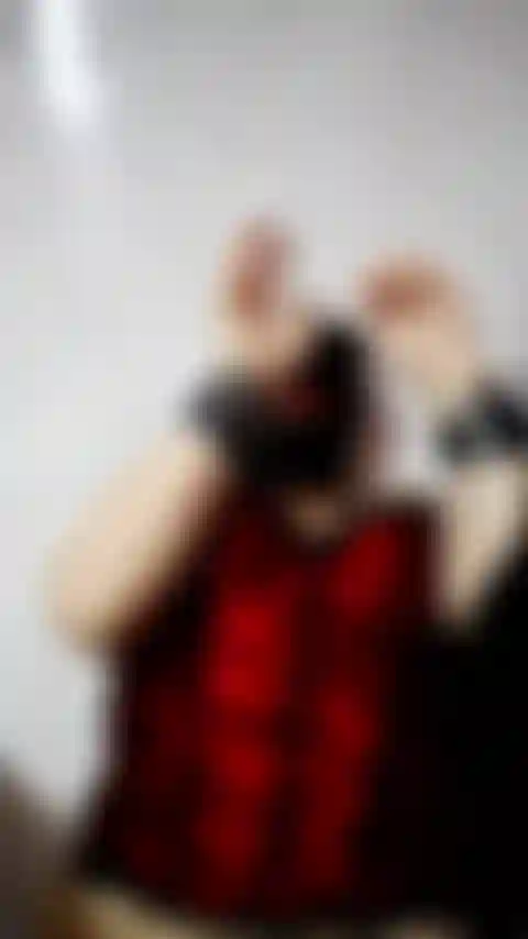 Sumisa leah es una apasionada de l mascota acostada aqui ejemplifica una hermosa gata.