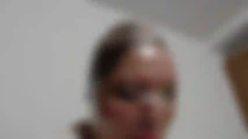 Sumisa leah con antifaz blanco y panty en la boca, recibe chorros de agua para jugar con su aliento.