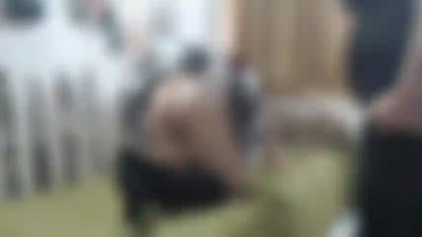 Sumisa leah, azotando con palo de madera y palo de caballo (comprado en el hipódromo).