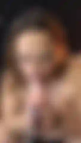 Garganta profunda con mucha saliva, juguete en maquina.