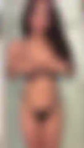 Me encanta jugar con mis dedos en la ducha como una puta.