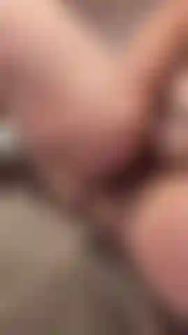 Usando mi juguete para follarme el coño desnuda... Escucha lo mojada que me pongo con mi juguete polla y luego me froto el clítoris hasta el orgasmo (puedes escucharme correrse).