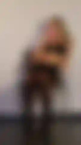 Gimo y me corro con intensas vibraciones de juguete en mi clítoris mientras uso tacones y medias.