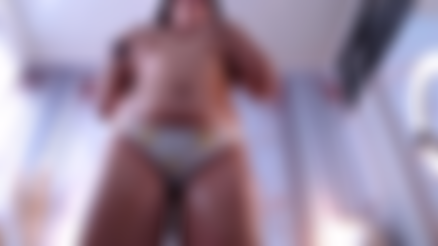 Desnuda, moviéndome al ritmo y dejando que mi cuerpo hable.