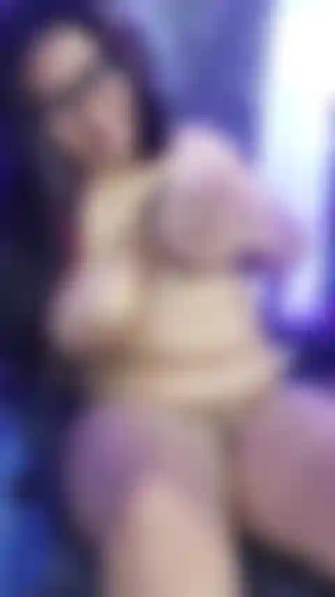 Completamente desnuda frotandome las tetas y haciendo rebotar mi gran culo.