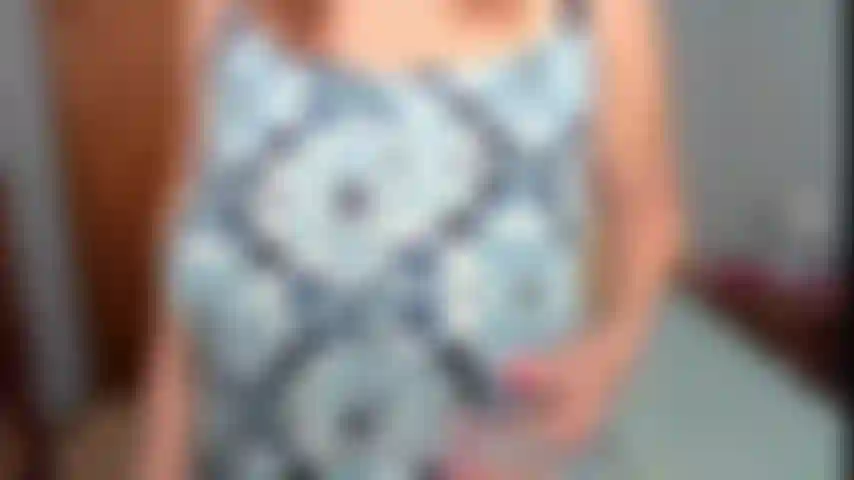 Sexy vestido corto, culo desnudo, provocación con tanga. Me paro con un vestido corto sexy y luego bromeo con mi gran trasero. Entonces métete en la cama, sacúdela y presume de cuerpo.