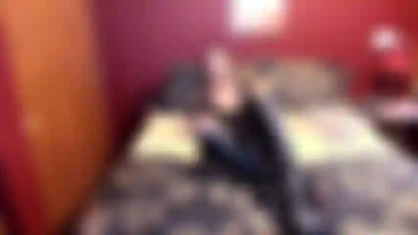 Fetiche de botas negras. Llevo botas de cuero negro con punta en punta y uso mi consolador para decirte que te voy a hacer una paja con mis botas animándote a que te corras sobre ellas.