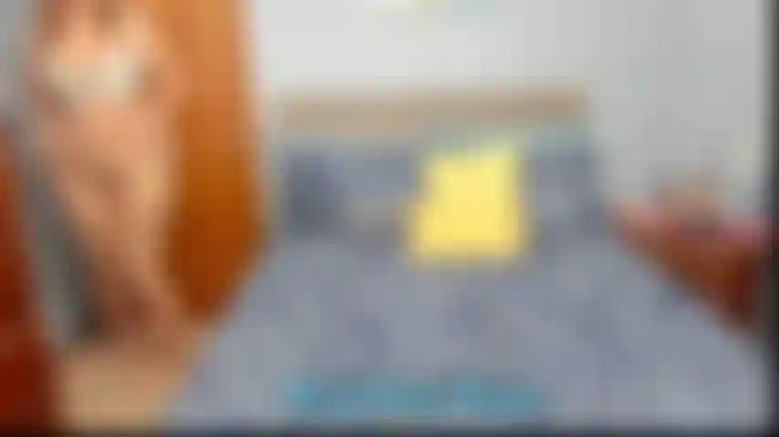 Punto de vista de piernas y pies en pantimedias con bj. Hago un recorrido en primera persona de piernas y pies en pantimedias color canela y luego hago una mamada de cerca.