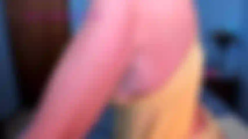 Me toco el culo con los dedos y uso mi vibración en el clítoris.