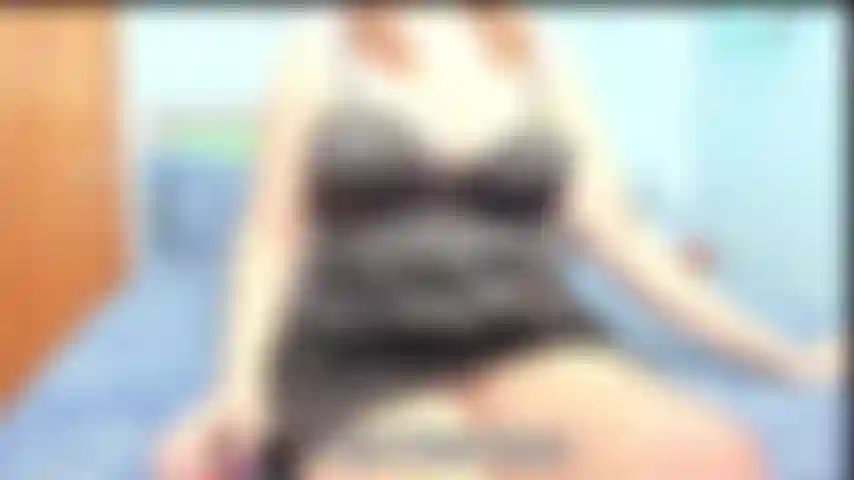 Pov, pies sudorosos y culo maloliente: clip corto de mí mostrando mis pies, diciéndote que huelen mal por usar mis botas y te digo que los huelas a ellos y a mi gran trasero, vistas pov.