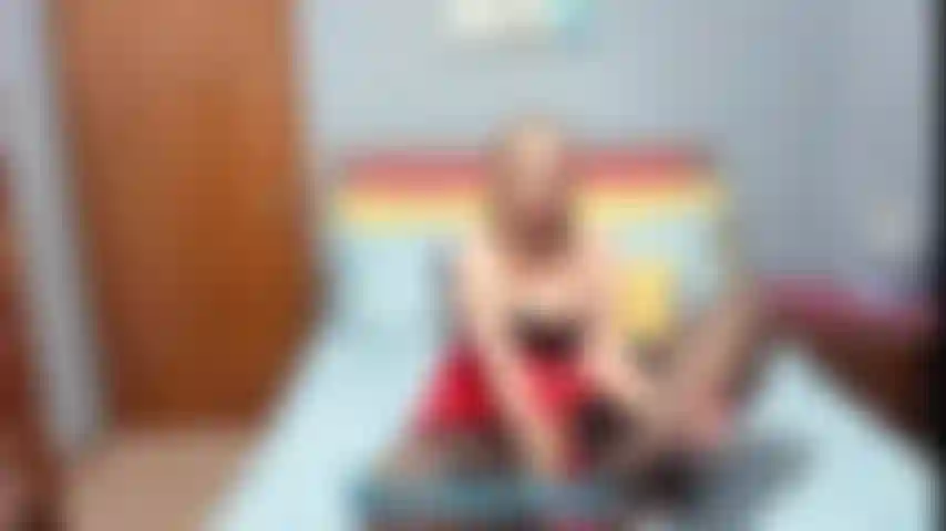 Stocking se burla de las conversaciones sucias. Muestro mis piernas con medias negras y tacones rojos y luego bromeo con mi gran trasero. Monto un juguete y hago rebotar mi gran culo de milf.