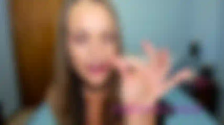 Humillación de pene pequeño: te digo que te pajees tu diminuto pene y te humillo por ser tan pequeño. Te digo que te pajees dándote joi mientras me río y te provoco con mi cuerpo.