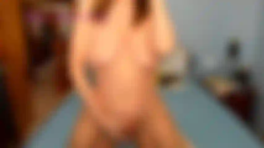 Montando rebotando rogando por semen: me subo a mi juguete y monto, miro cómo mis tetas rebotan y mi culo rebota, luego ruego por tu semen.