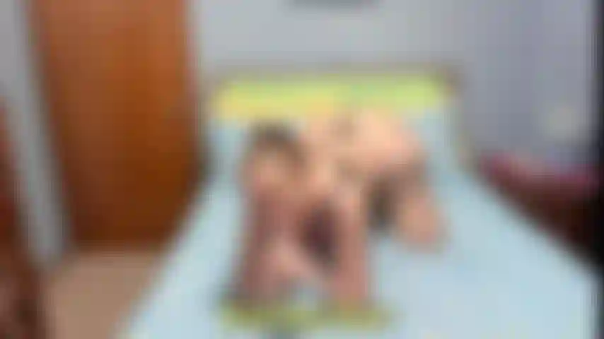 Una sucia chupapollas. Chupo un consolador boca abajo y el culo temblando y gimiendo.