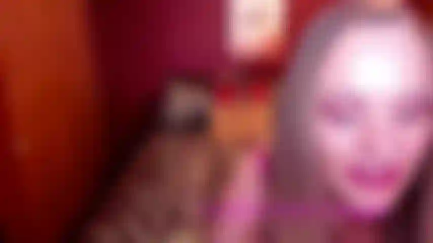 Un pequeño video corto de mí modelando pantalones de cuero ajustados y sexys burlándote con mi gran trasero.