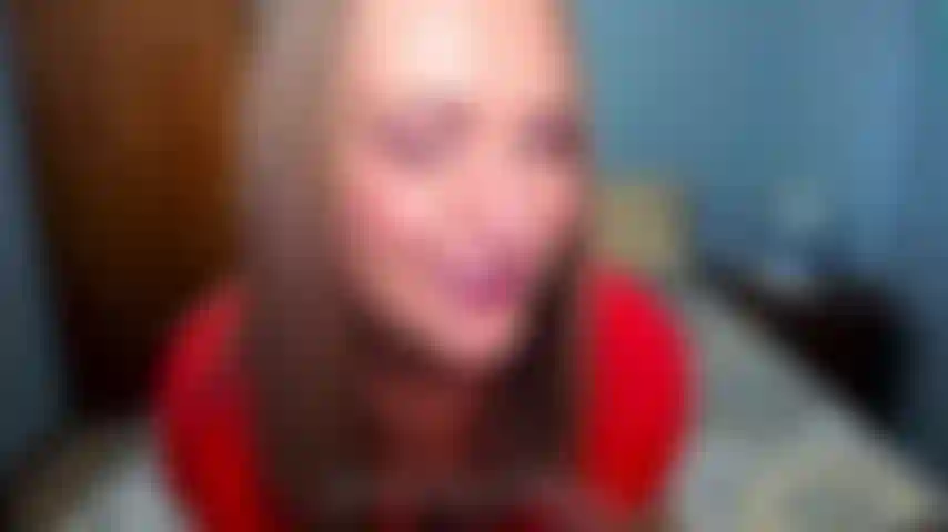 Una puta que habla sucio monta un juguete. Mírame jugar a fingir que me estás follando y te estoy montando mientras mi esposo entra. Lo humillo y te digo que te corras dentro de mí mientras él mira.