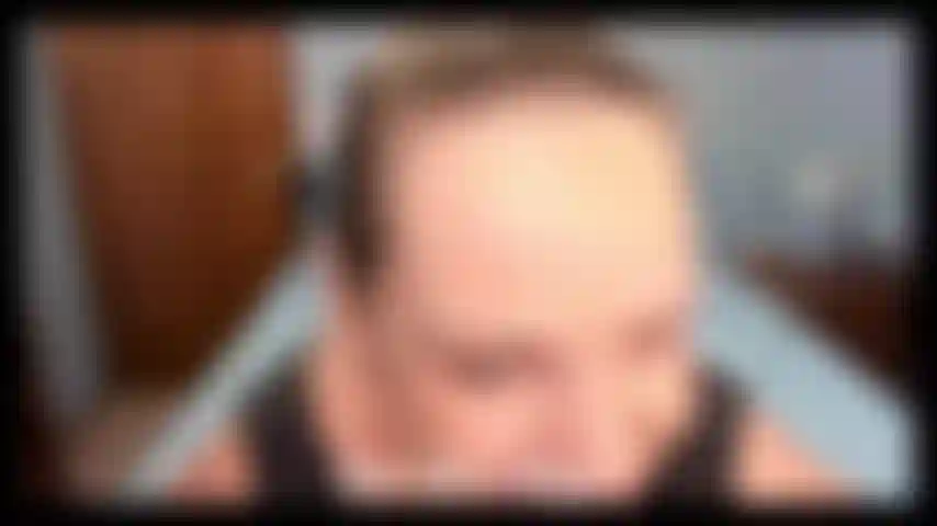 Modelando un vestido negro ajustado con tacones de plataforma negros, provocando, modelando y luego chupando un consolador.