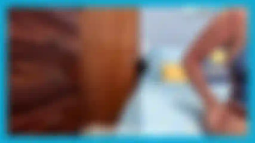 Modelando nailon bronceado, exhibiéndome en plataformas cachondas provocando mi gran culo. Inclinada exponiendo el coño. Charla sucia y joi.