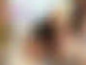 En este video, llevo una falda negra de pvc brillante y una blusa modelándola, provocándote con mi trasero. Luego hago un espectáculo de oro desnudándome, hablando sucio animándote con joi.