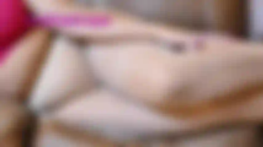 Los amantes de las pantimedias me miran modelo pantimedias de color canela, beige, negro y morado. Posa mostrando el culo, las piernas, los pies y un primer plano de la entrepierna mientras te doy instrucciones para masturbarte/animo para que te corras.