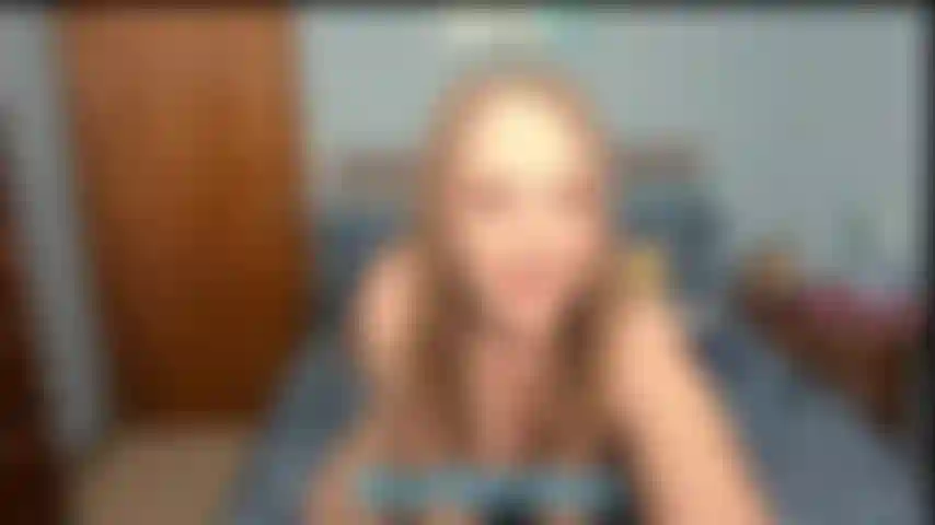 Monto y reboto sobre un juguete. Mírame como vaquera por delante y por detrás.