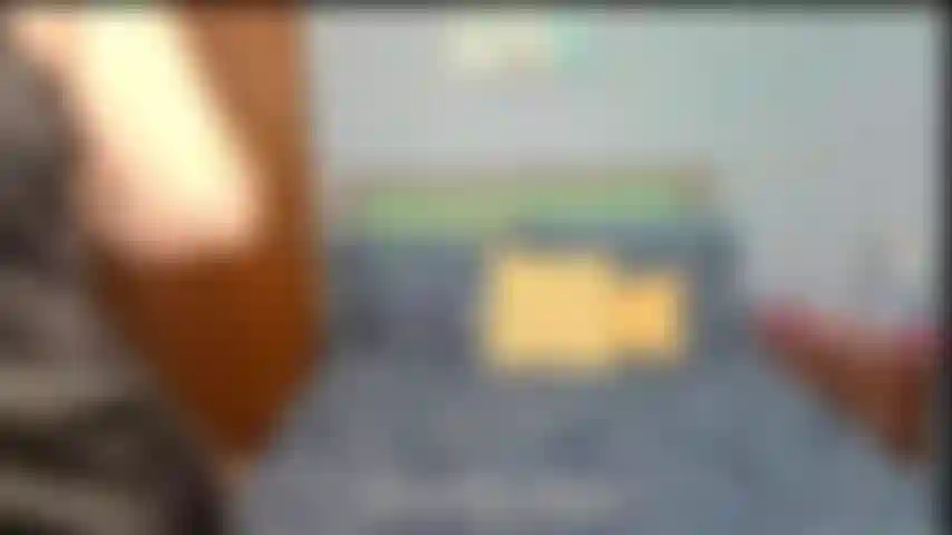 Modelando vestido negro y botas de cuero, sexy vestido negro satinado y botas de tacón alto de cuero negro modelando y luego provocando con mi trasero.