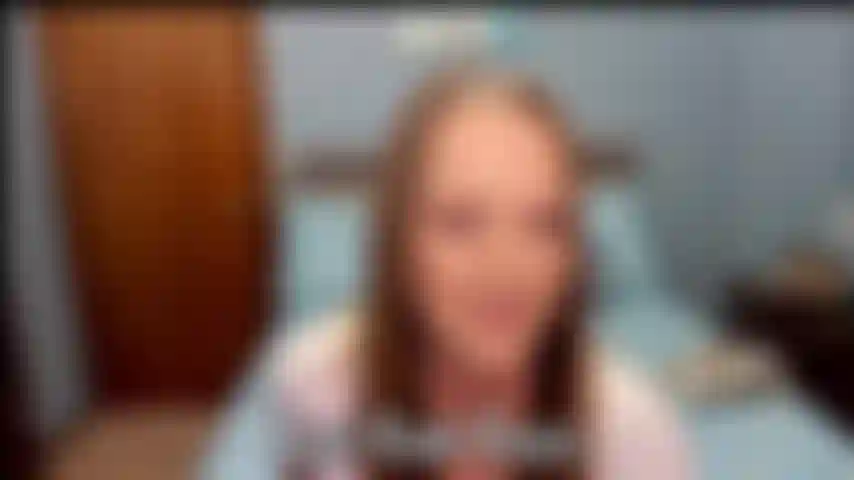 Quitándome los pantalones cortos de mezclilla: clip corto de mí desnudándome mostrando mi gran trasero gordo.