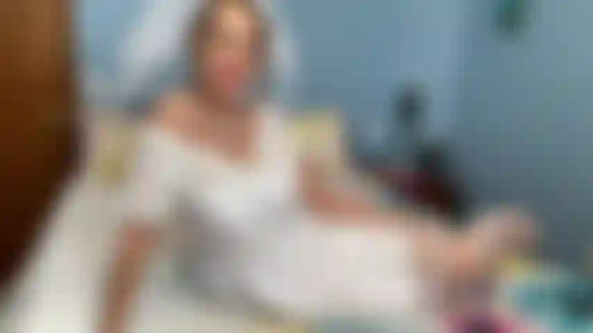 Vestida como una novia en halloween. Muchos juegos de rol como la novia cachonda que engaña a su esposo el día de su boda. Hablar sucio, joi, jugar con los dedos y con juguetes.