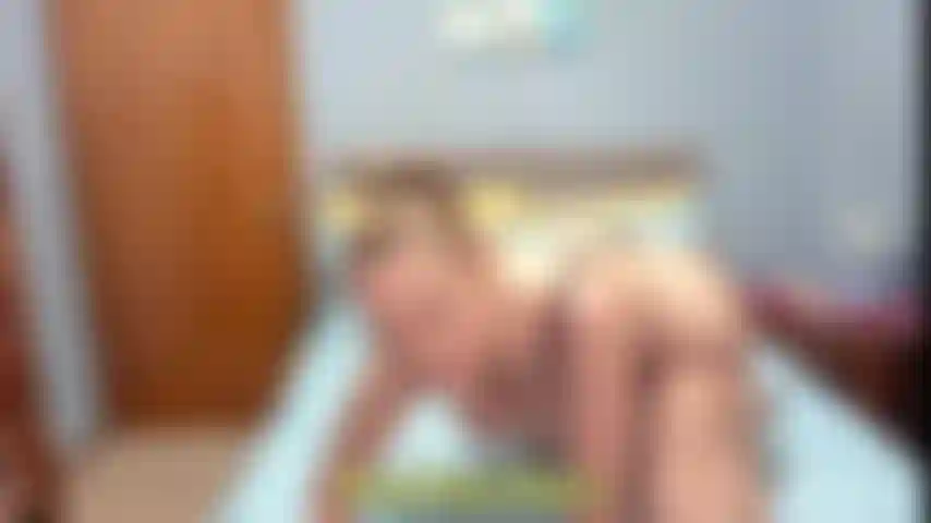 Joi para el culo con charlas sucias, usando una fina tanga negra, sacudo el culo y luego uso mi consolador para acariciarte y darte instrucciones. Sacudo mucho el culo y luego monto un juguete con joi.