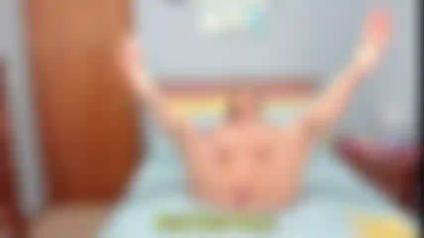 Olfateo y acaricio mis pies; muchas instrucciones para masturbarme con los pies descalzos.