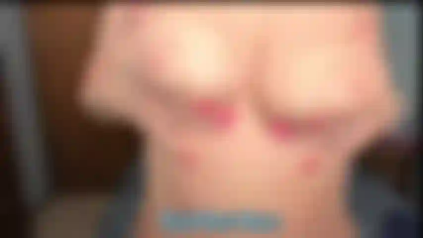 Rebotando tetas de milf y montando joi. Hago rebotar mis tetas de milf de cerca, dando joi y luego monto un consolador haciendo rebotar las tetas.