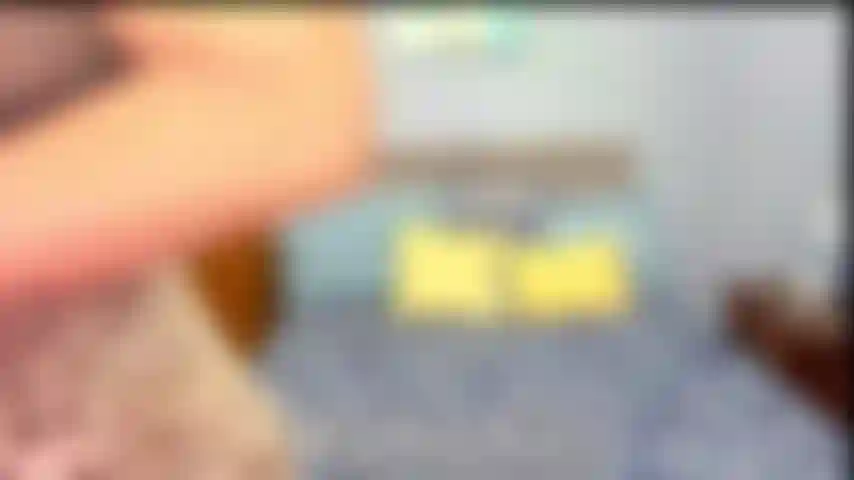 Una puma cachonda de ciudad que se burla de los sementales. Llevo una minifalda corta y tacones. Camino y me inclino para mostrar mi culo y mi coño. Hablo sucio para seducirte.