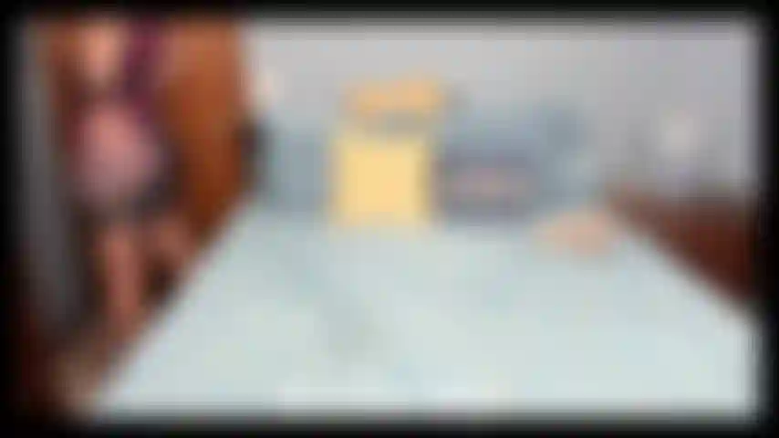 Vestido sexy y ajustado # 2 modelando: provocando con mis tacones de plataforma de gran culo y chupando lentamente un consolador sexy.