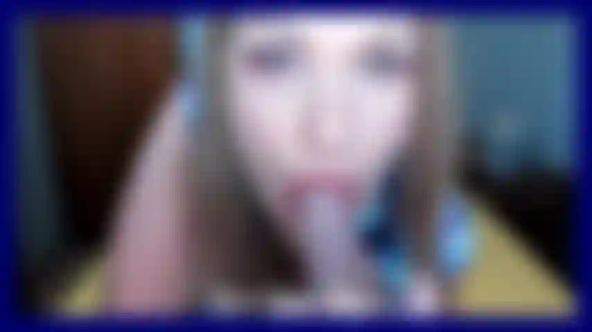 Chupando y follando con un consolador, mostrando una tanga sexy con un vestido sexy y luego chupando un consolador, abriendo las piernas con tacones azules. Charla sucia.