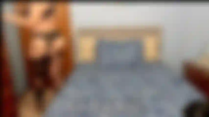 Culo rebotando en medias con liguero.