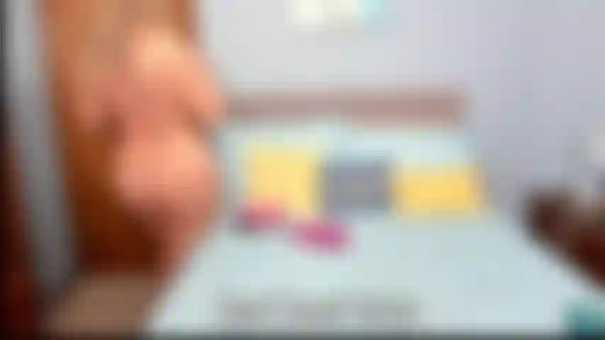 Una provocadora capa de bragas de satén: mírame probarme varios pares de bragas de satén y ponerlas en capas y luego quitármelas una a la vez mientras provoco con mi gran trasero.