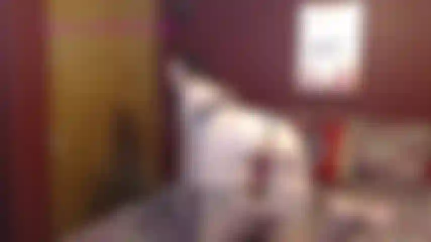 Me corro en medias de nailon y joi en el culo, mostrando mis medias de nailon bronceadas, sacudiendo mi culo y dando joi.