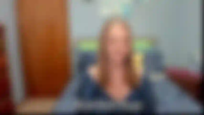 Pantalones de cuero ajustados y gran trasero. Modelo un par de pantalones de cuero ajustados y luego me los quito y provoco con mi gran trasero.