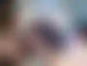 Vestida con un vestido ajustado negro y pantimedias y tacones negros. Me acosté boca abajo mostrando el culo cubierto con pantimedias. Chupo consolador y hablo de que es tu polla. Chupo y amordazo un poco mientras miro en cámara.