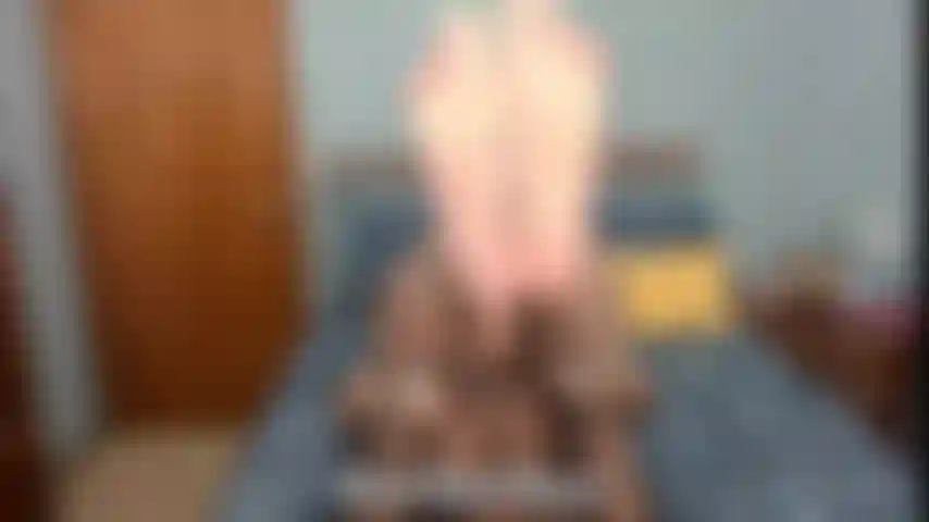 Huele y acaricia mis pies n. ° 2: Video breve de provocación con los pies donde te digo que huelas mis pies y acaricies tu polla por mí. Primeros planos de plantas de los pies desnudas y arrugadas mientras doy joi.