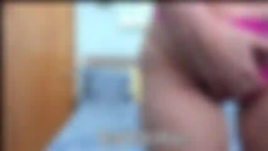 Pov toyride en tanga: mira mi gran culo de cerca montando un consolador.